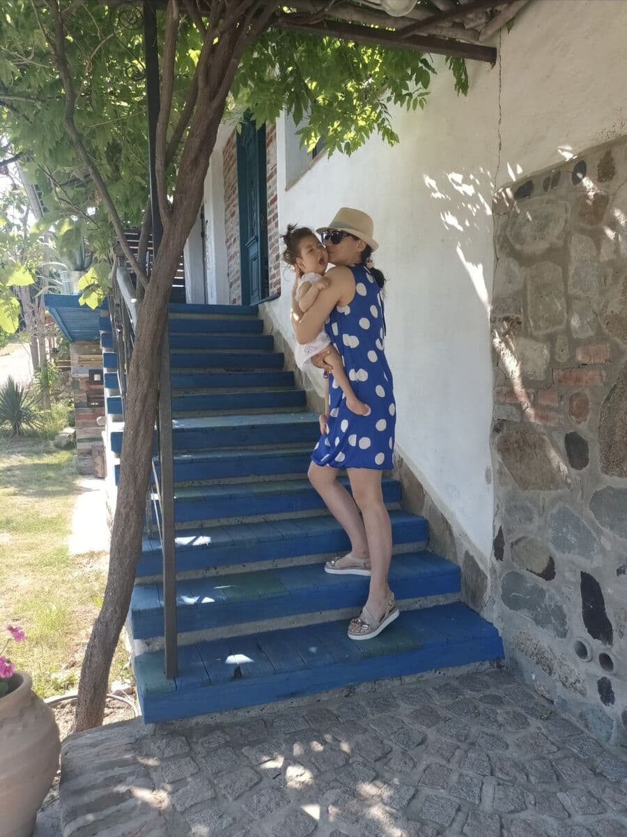 Рая и мама на стълбите на лятна къща